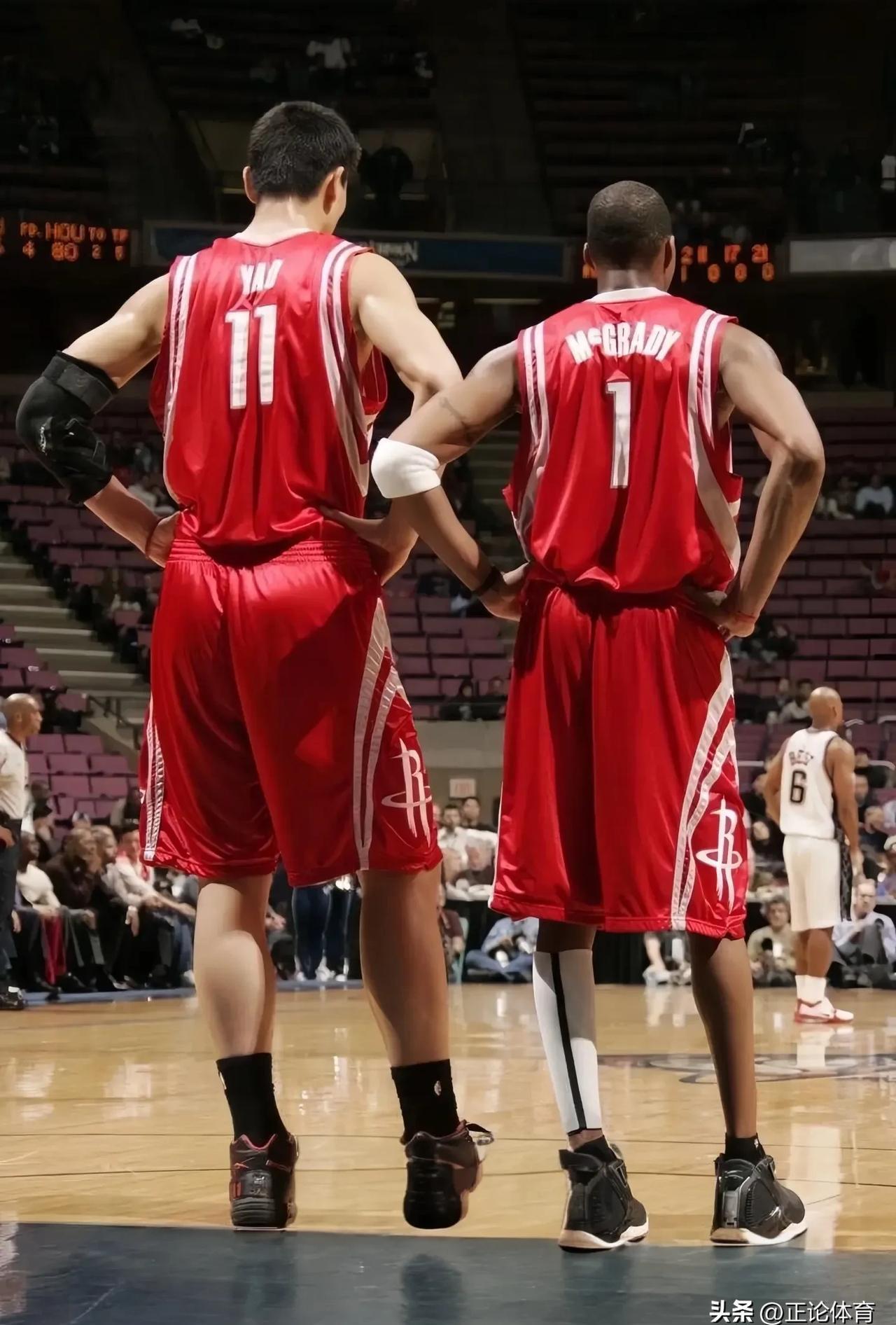 包含多伦多猛龙训练开放日，赛前临场应变引欢呼，NBA季后赛在即，纪律约束更严格的词条