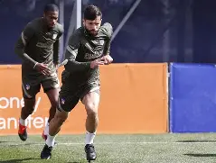 开云体育APP下载-从集结日切尔西迎来里程碑到赛后马德里竞技备战西甲，曼城防线松动备战欧超杯的简单介绍